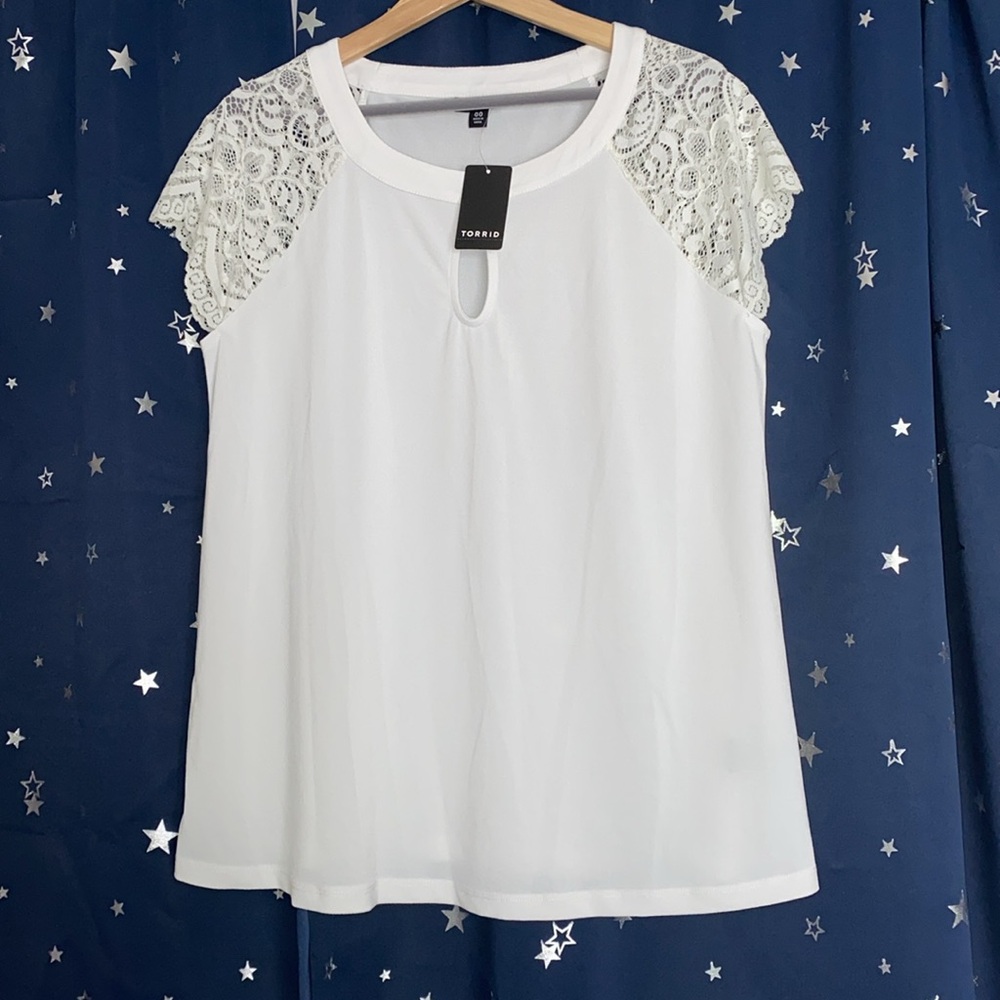 Torrid White Lace Sleeve Keyhole Top Blouse Shirt Size Medium/Large M/L‎ NWT